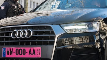 Un coche con matrícula rosa en Francia (Ministerio del Interior francés)