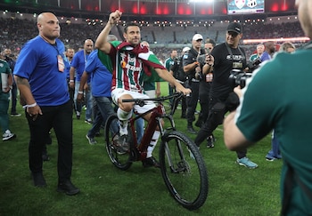 Fred dio la vuelta olímpica tras el final del partido (Reuters)