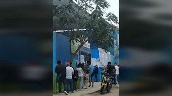 En el colegio Dolores Cavero de Grau, en San Juan de Miraflores, un ciudadano denunció restricciones para ingresar al local durante las primeras horas - Créditos: Captura de pantalla de RPP.