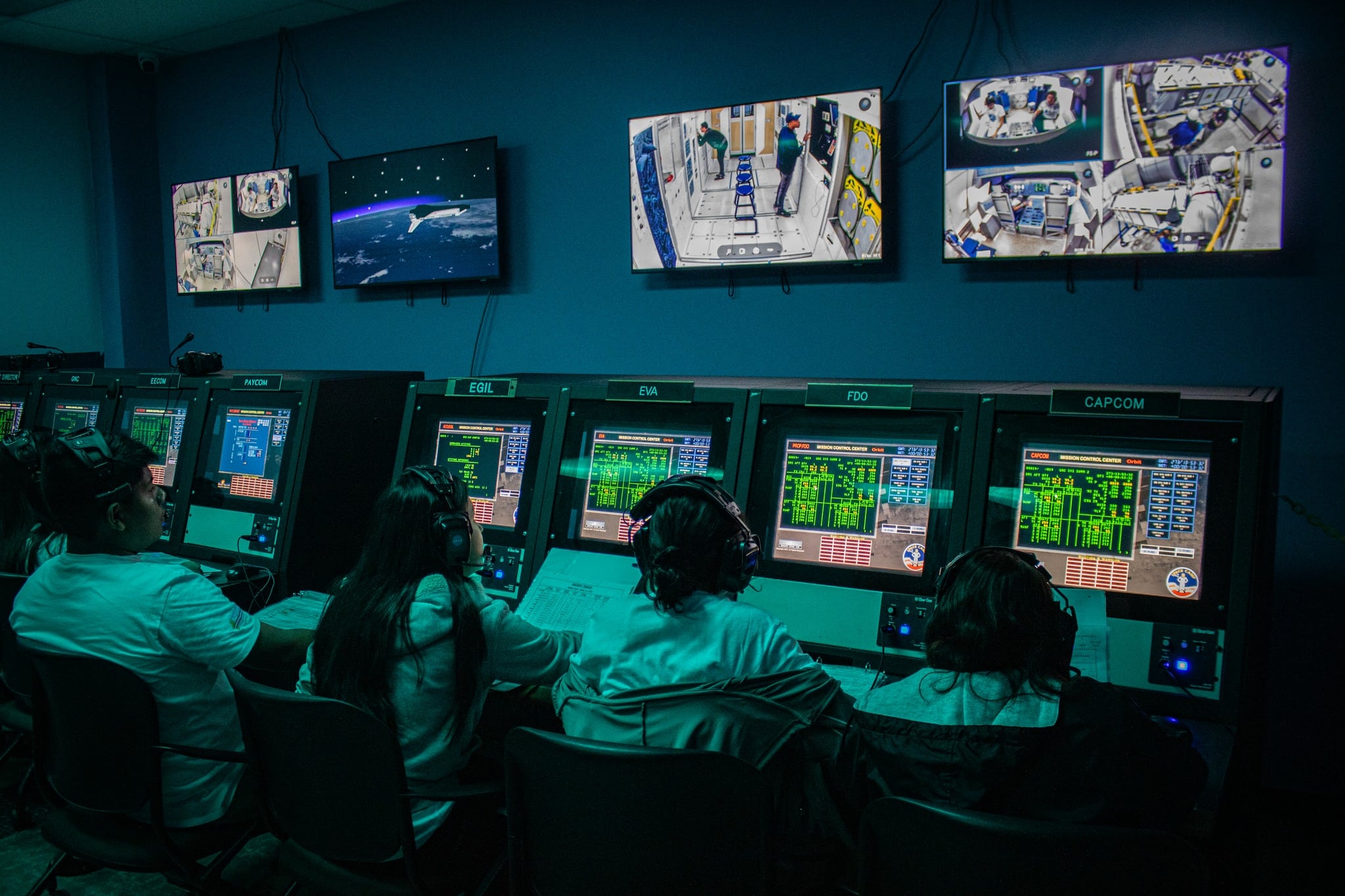 Jóvenes salvadoreñas despegan hacia el futuro aeroespacial