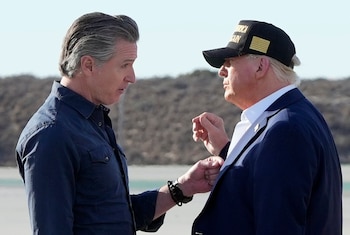 Según el hermano del implicado, la situación debe analizarse sin relacionarla con agendas partidarias de Newsom o Trump (AP Foto/Mark Schiefelbein, Archivo)