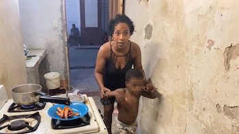 Tres hijos, un cuarto con roedores y la ayuda social suspendida: la madre cubana que parte salchichas en tres para que alcancen