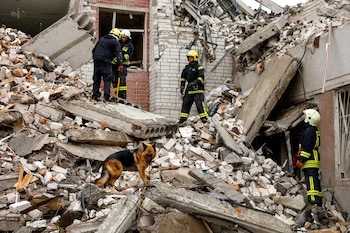 Un edificio residencial destruido en Chernihiv, Ucrania (REUTERS/Valentyn Ogirenko)