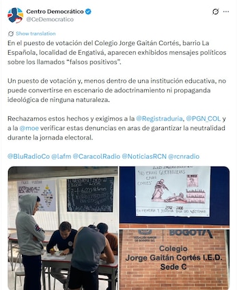 La publicación atribuye la queja a un lugar instalado en el Colegio Jorge Gaitán Cortés y sostiene que se mostraban textos sobre los “falsos positivos”, sin que el reporte aporte verificación independiente ni fecha precisa - crédito captura de pantalla @CeDemocrático / X