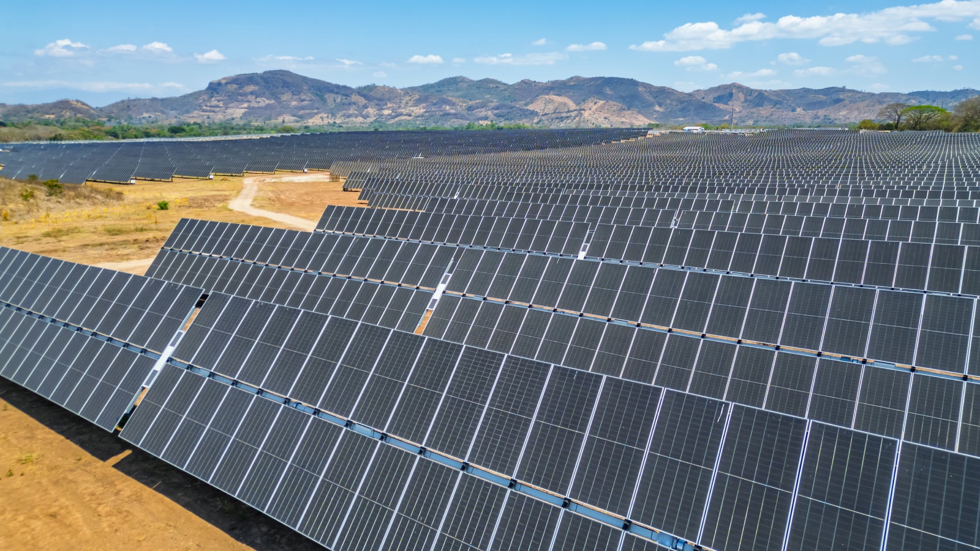 El esquema de plantas virtuales permite instalar paneles solares en un inmueble diferente conectado al mismo circuito. (Infobae Centroamérica/Cortesía AES El Salvador)