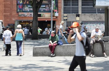 La gente con mascarillas en