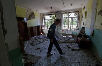 Un hombre camina dentro de