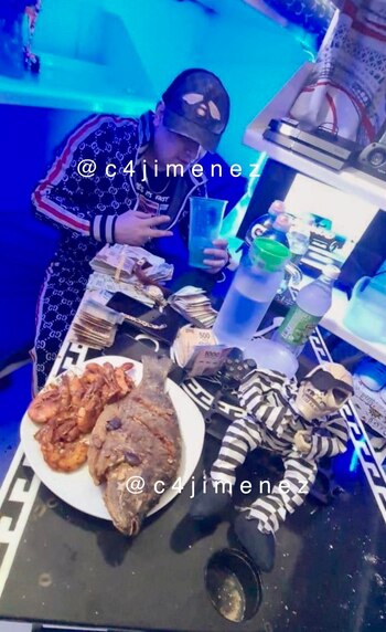 En las fotografías presume ropa