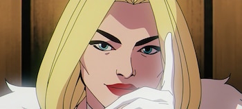 Primer plano de mujer animada rubia con ojos azules, labios rojos, guante blanco en la mano derecha con dedo índice levantado. Fondo marrón borroso
