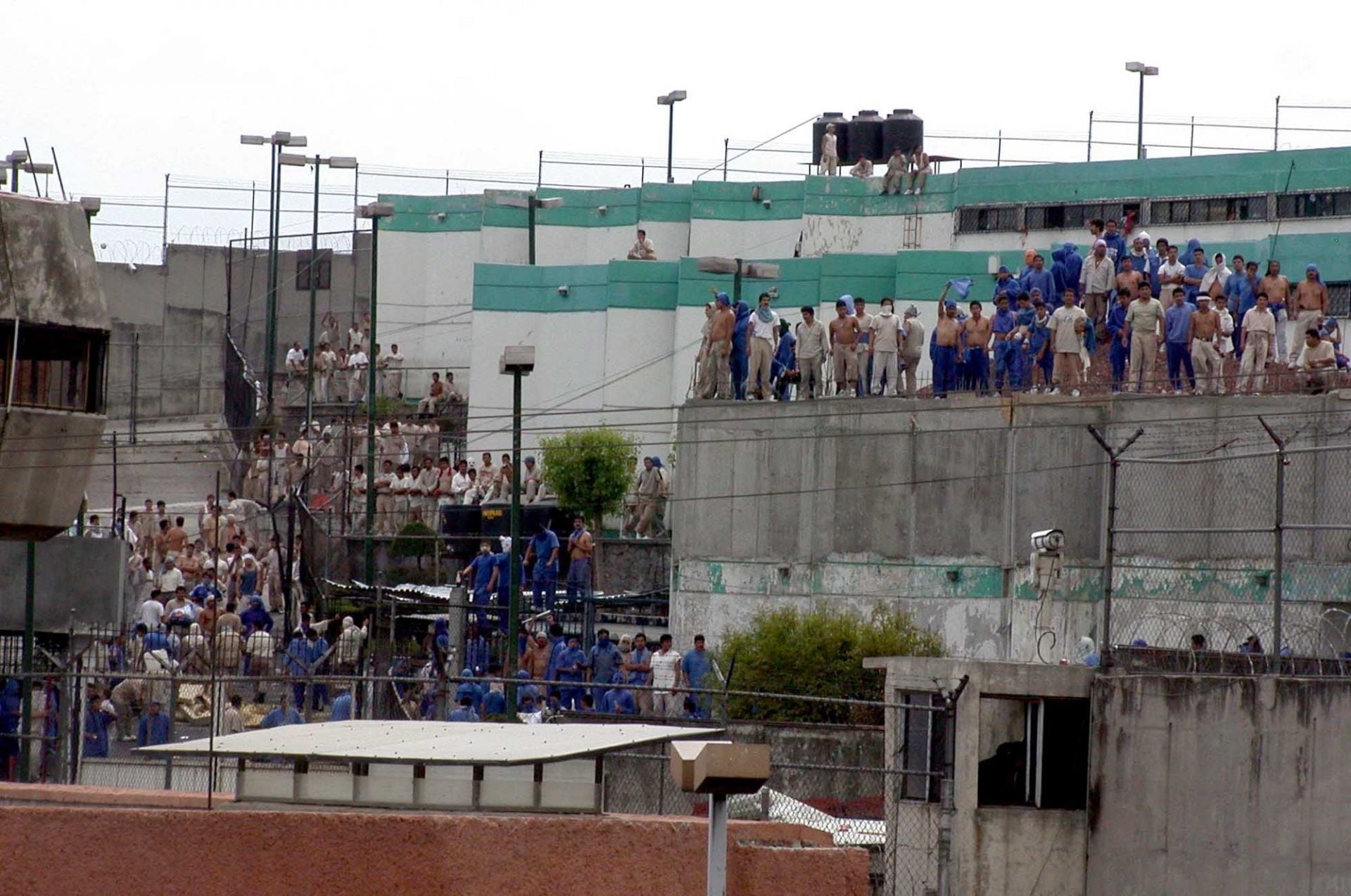 Durante esta tarde continuo el amotinamiento de reos del penal de Barrientos, en las afueras de este centro de reasaptación social se sucito un enfrentamiento entre familiales de los presos y policias estatales. FOTO: Gilberto Molina/CUARTOSCURO.COM