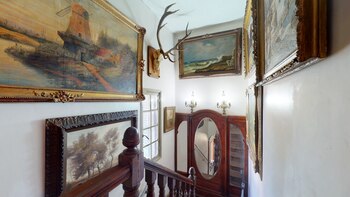 Con escalera señorial que conecta