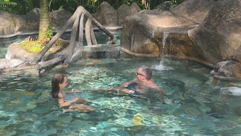 Aguas termales de Costa Rica podrían aliviar síntomas de osteoartritis y enfermedades de la piel, según especialista
