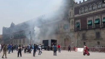 Normalistas de Ayotzinapa lanzan petardos a Palacio Nacional durante manifestación; hay varios heridos