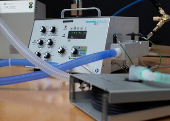 La joven se encuentra conectada