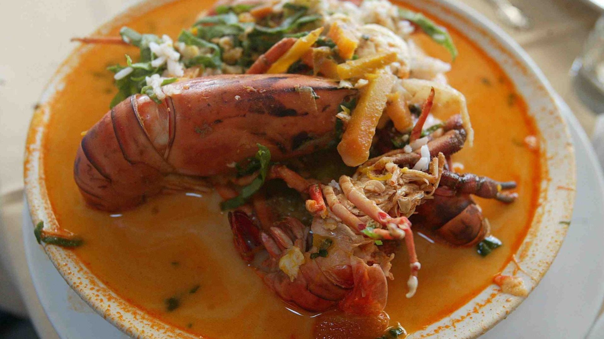 El chupe de camarones combina ingredientes locales con influencias afroperuanas y españolas. (Andina)