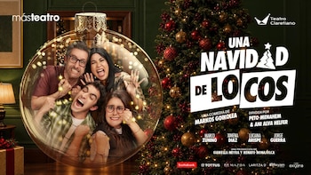 Cartel promocional con cuatro actores dentro de una esfera navideña junto a un árbol de Navidad y el título Una Navidad de Locos