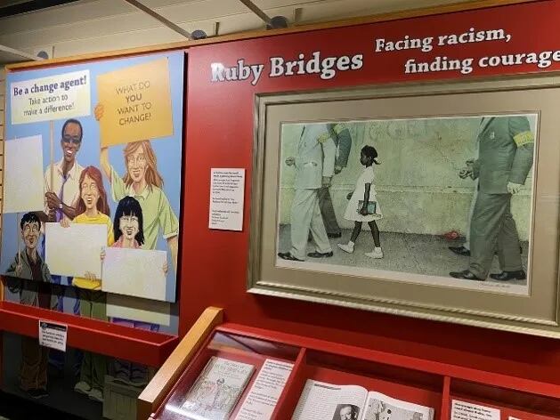 Una muestra dedicada a Ruby Bridges y a la lucha contra la segregación racial destaca el rol de la educación en la transmisión de valores de igualdad y justicia social.