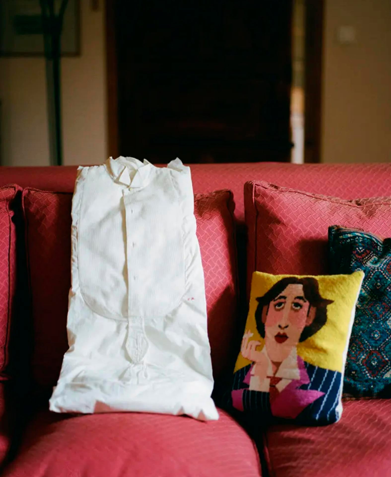 Entre los objetos que Holland guarda en casa se encuentran la camisa de su abuelo y una almohada que lo muestra en su mejor momento, con su estilo extravagante (Clara Watt / The New York Times)