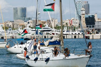 Vista de uno de los barcos que forman parte de la flotilla en el puerto de Barcelona. (EFE/ Toni Albir)