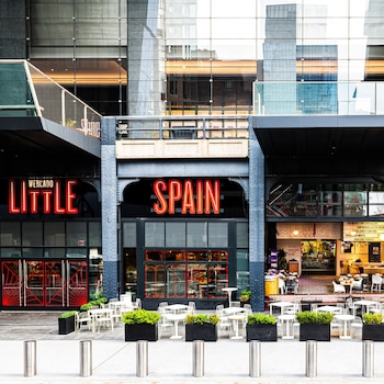 Exterior de Mercado Little Spain, en Nueva York (Facebook)