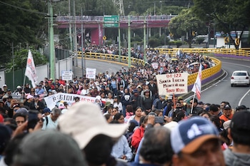 CIUDAD DE MÉXICO, 11JUNIO2026.- Contingentes de varias secciones de la Coordinadora Nacional de Trabajadores de la Educación (CNTE) iniciaron una marcha con dirección al Estadio Ciudad de México a horas de la inauguración de la Copa Mundial de la FIFA 2026.
FOTO: MARIO JASSO/CUARTOSCURO.COM
