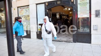 Una mujer cayó del piso