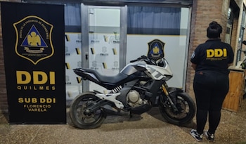 Una motocicleta secuestrada junto a