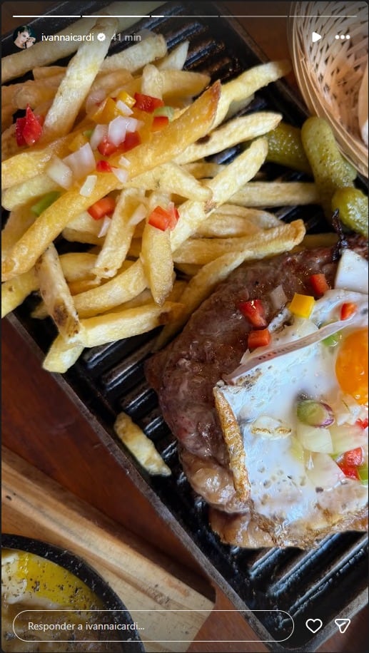 Provoleta, papas fritas, huevo frito, bife de chorizo fueron los elegidos para el almuerzo