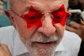 El presidente Luiz Inácio Lula da Silva lleva puestas unas gafas que le regaló un simpatizante tras votar en la segunda vuelta de las elecciones presidenciales, el domingo 25 de octubre de 2026, en Sao Bernardo do Campo, Brasil (AP/Natacha Pisarenko)