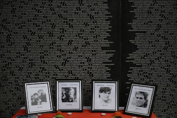 Fotografía de archivo del 17 de marzo de 2023 que muestra retratos de los cuatro periodistas holandeses Koos Jacobus Andries Koster, Jan Corenlius Kuiper Jop, Hans Lodewijk ter Laag y Johannes Jan Willemsen, expuestos ante el Monumento a la Verdad y Memoria, en San Salvador. (EFE/Rodrigo Sura)