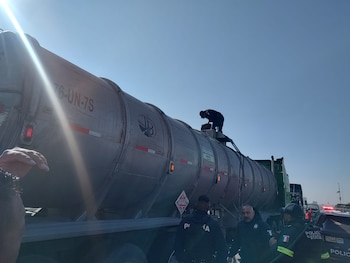 Elementos policiales inspeccionaron la pipa
