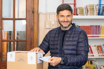 Elecciones legislativas de Argentina de 2025 - gobernador de Santa Fe Pullaro votando