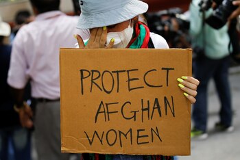 Una manifestante india pide a