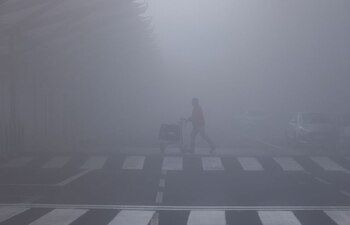 Aunque los peatones hayan visto a un auto que se acerca por sus luces, la niebla hace menos visibles a las personas para los automovilistas. Mantener la velocidad muy baja evitará sustos grandes. REUTERSAnushree Fadnavis/Archivo