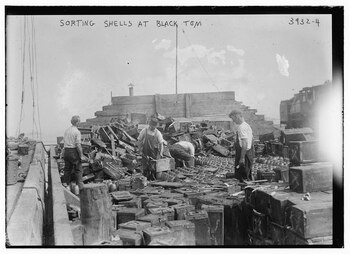 Trabajadores clasificando proyectiles de artillería