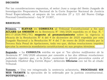 Documento oficial con texto legal que detalla una decisión judicial, incluyendo los encabezados DECISIÓN y RESUELVE