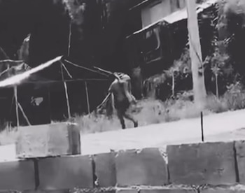 Momento captado en video por los comunitarios cuando el agresor trasladaba el cuerpo sin vida de la víctima a lo largo de varios metros en el sector Cuero Duro.