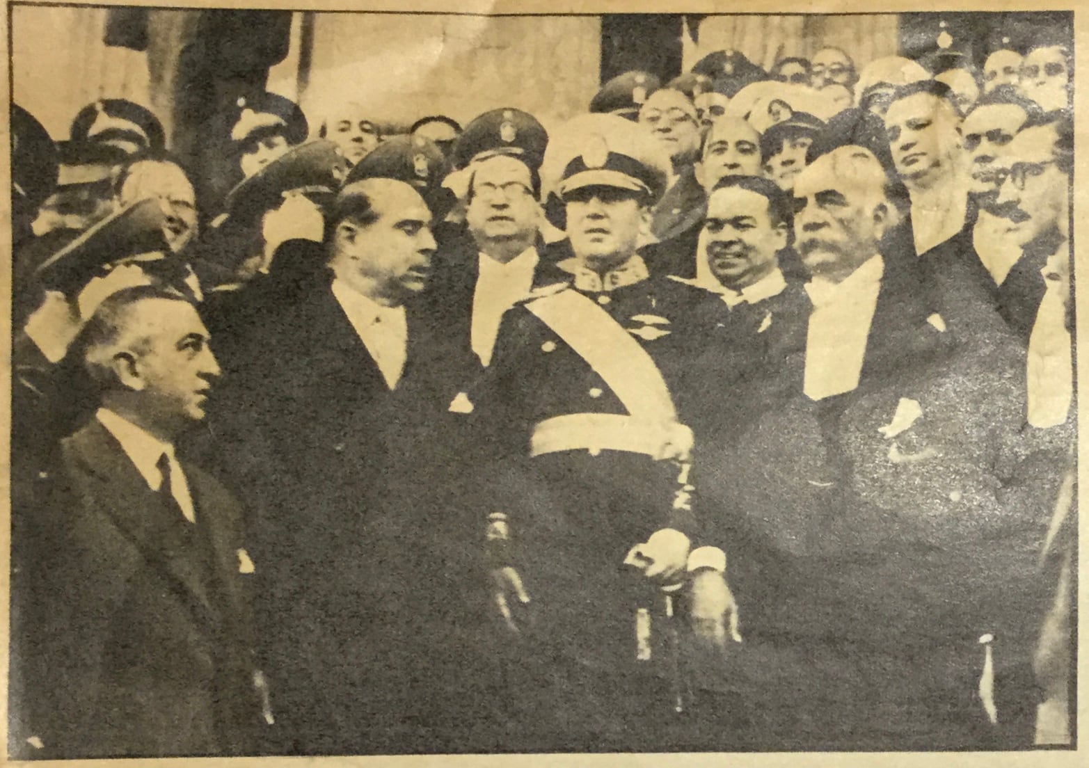 La fórmula ganadora, el día de la toma del juramento, en el Congreso. A la derech, de anteojos, se ve a Ricardo Guardo, radical renovador, que sería el primer presidente de la cámara baja