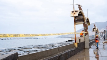 Olas de hasta cinco metros en Chimbote: en video captan como inunda malecón y sorprende a turistas
