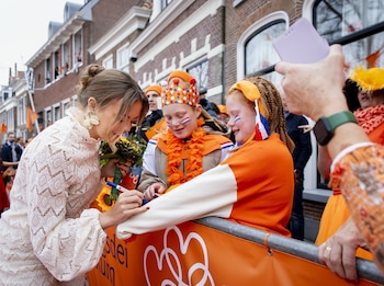 La princesa Ariane de los Países Bajos (izq.) firma autógrafos durante la celebración del Día del Rey en Dokkum, Países Bajos, el 27 de abril de 2026. (EFE/EPA/SEM VAN DER WAL / POOL).