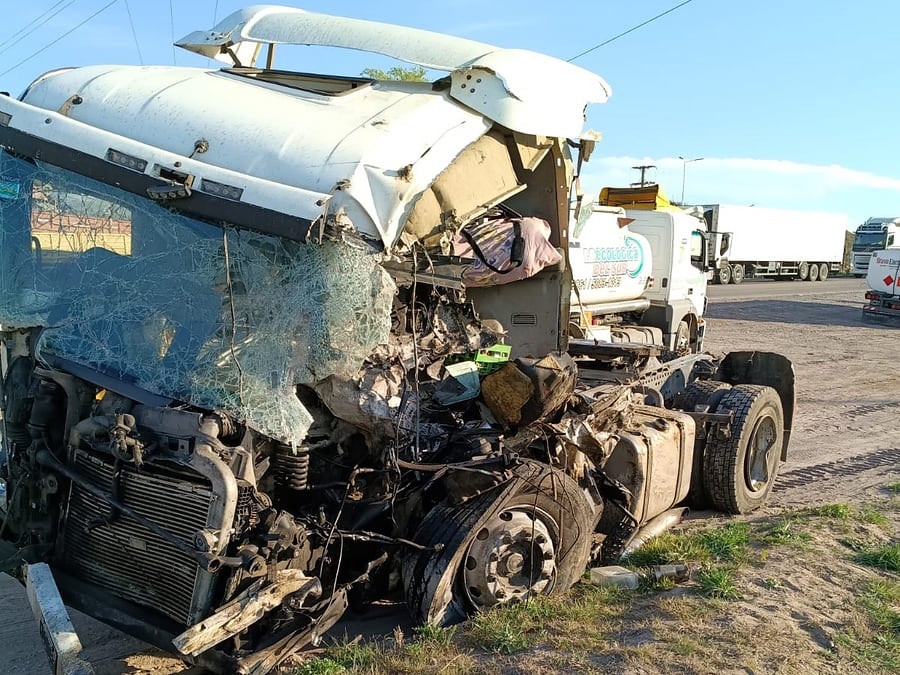 Así quedó el camión de transporte de carga luego del brutal choque de ayer por la noche: su conductor falleció en el acto (Policía de La Pampa)