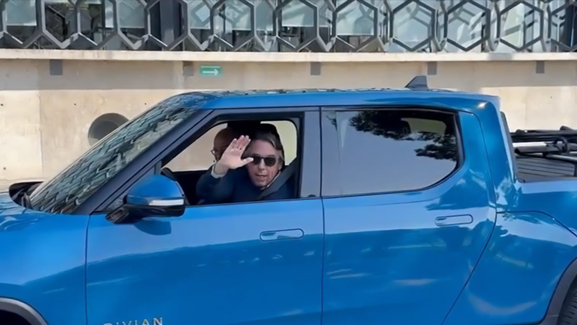 Con esta aparición, Emilio Azcárraga no solo dejó clara su preferencia por la innovación tecnológica, sino también su respaldo incondicional al Club América. Crédito: Captura X/@Ccaballero10