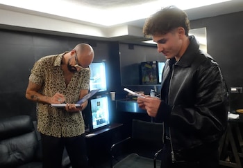 Abel Pintos obsequió a Julián Álvarez su disco de canciones patrias y el libro 'Abel 30 Años', con una dedicatoria exclusiva