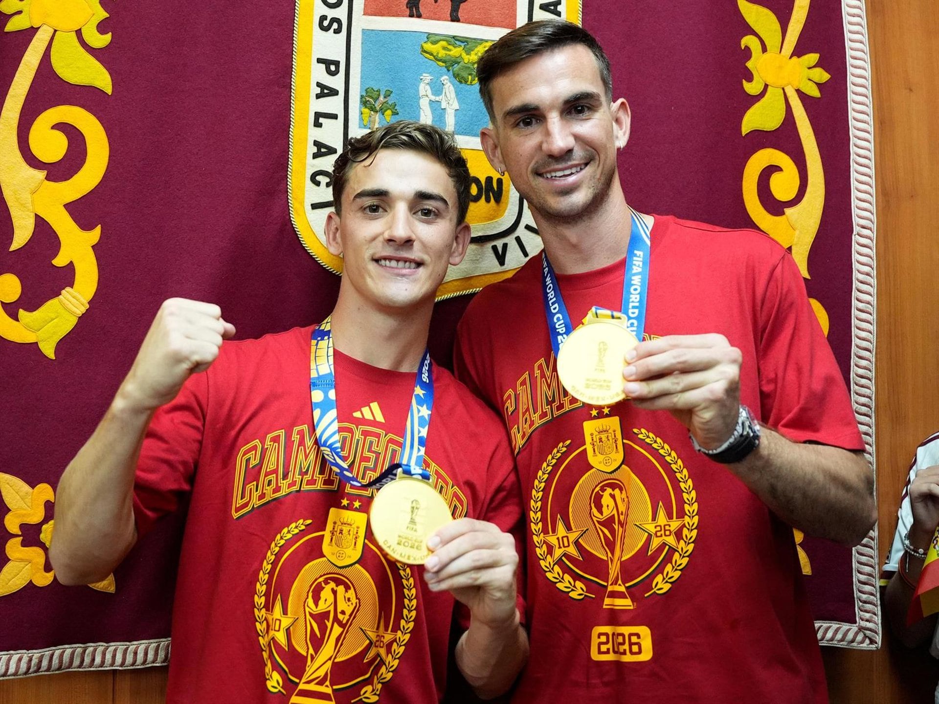 Gavi y Fabián cumplen con la tradición y reciben en su pueblo natal su peso en tomates tras ganar el Mundial