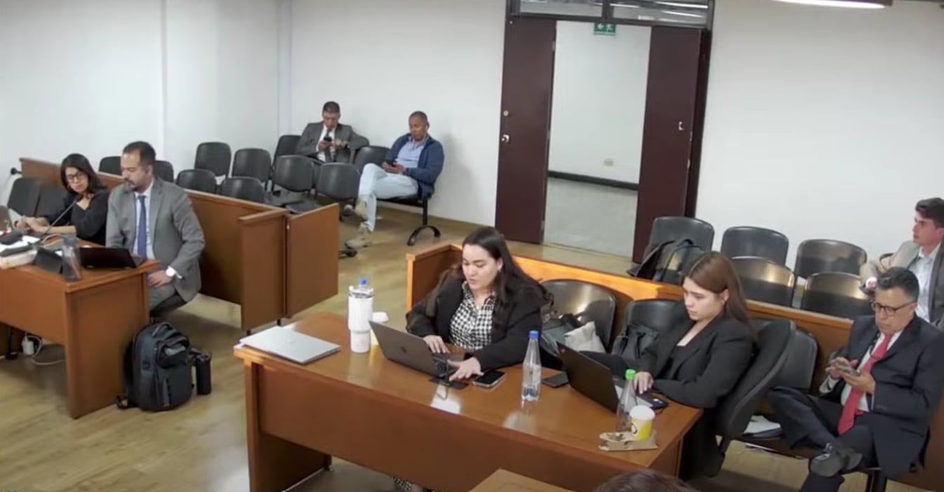 El abogado Diego Cadena ofreció beneficios jurídicos y pagos a exparamilitares para que modificaran sus testimonios en favor del exmandatario Álvaro Uribe - crédito Daniel Coronell/YouTube