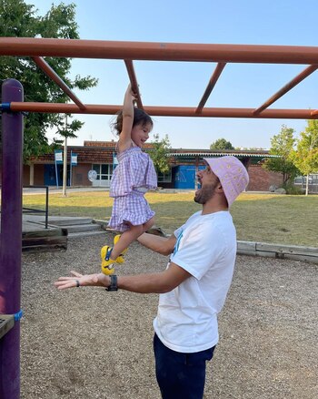 Facu disfrutando de su hija