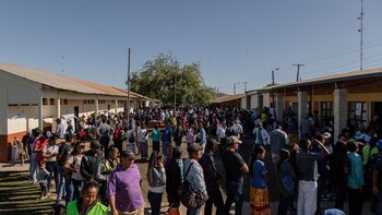 Un grupo de votantes llegan