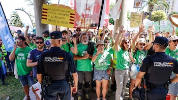 Subida salarial de 200 euros, seis días libres y menos burocracia: las negociaciones para frenar la huelga de docentes valencianos avanza con diferencias entre los sindicatos