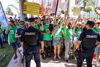 Protesta frente a la Conselleria de Educación por la huelga indefinida de docentes, a 20 de mayo de 2026, en Valencia. (Rober Solsona / Europa Press)