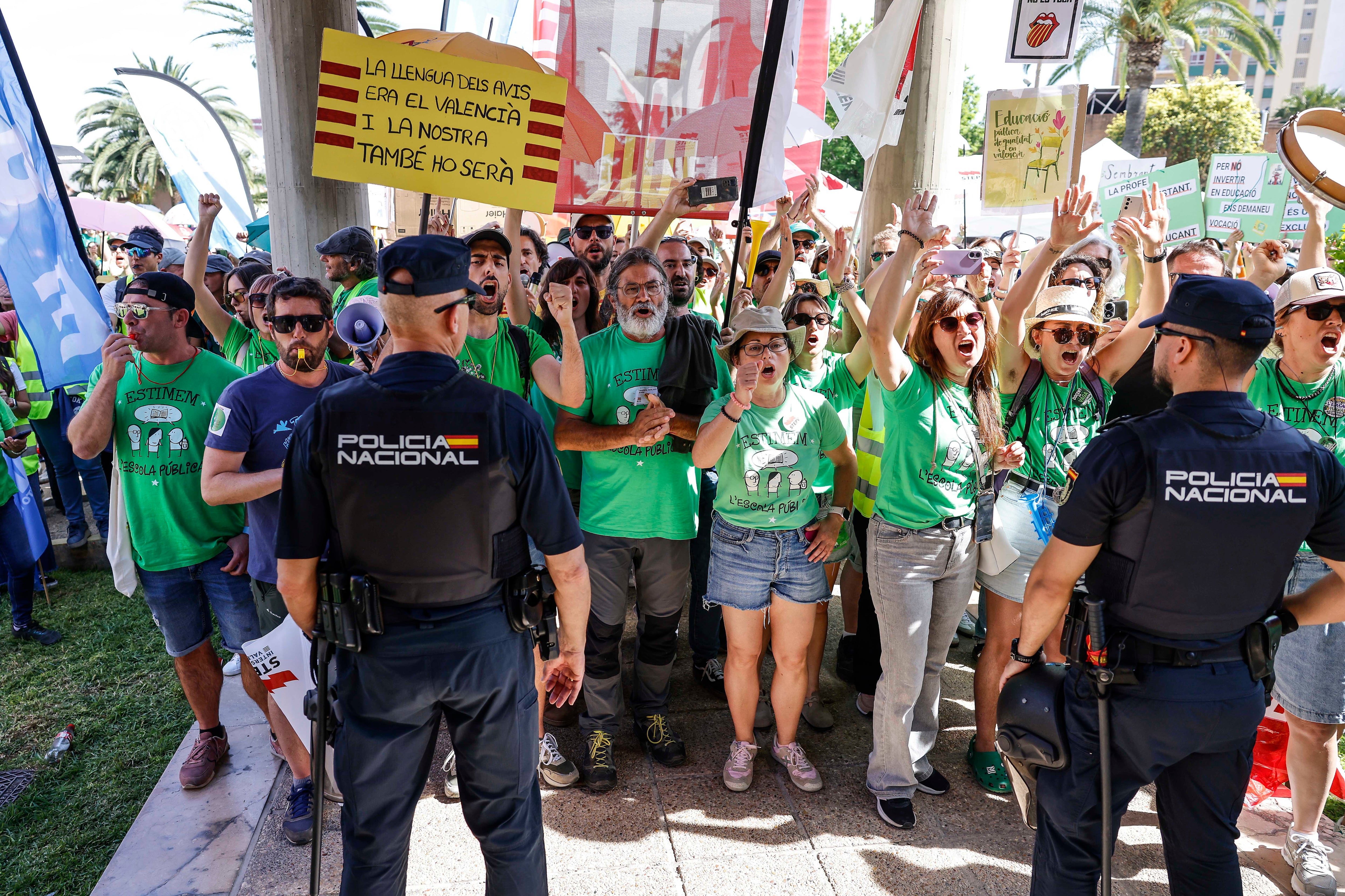 Protesta frente a la Conselleria de Educación por la huelga indefinida de docentes, a 20 de mayo de 2026, en Valencia. (Rober Solsona / Europa Press)